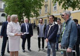 Maria Savka communicates with the authors of sculptures