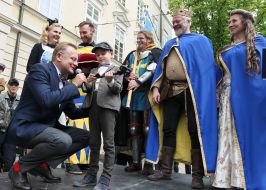 Andrei Sadovy takes a symbolic key of the city