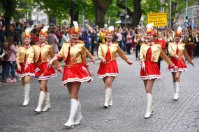 Участники праздничного шествия