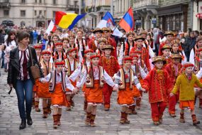 Участники праздничного шествия