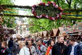 Люди во время посещения Пасхальной ярмарки