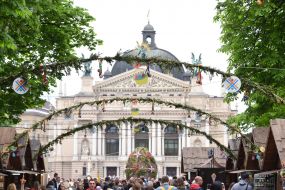 Люди во время посещения Пасхальной ярмарки