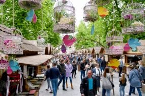 Люди во время посещения Пасхальной ярмарки