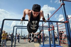 Спортсмен демонструє вправи на перекладині 