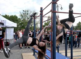 Дівчата-спортсменки демонструють гімнастичну композицію