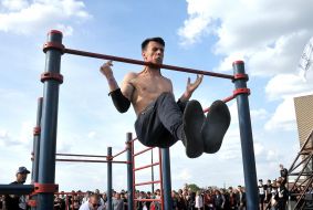 Спортсмен демонструє вправи на перекладині