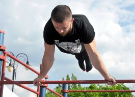 Спортсмен демонструє вправи на перекладині