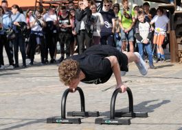 Спортсмен демонструє вправи 