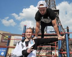 Спортсмени демонструють вправи