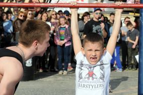 Хлопчик висить на турніку