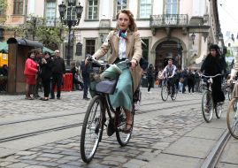 Участники ретро-велозаезда "Батяри на роверах" 