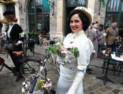 Участница ретро-велозаезда "Батяри на роверах" 