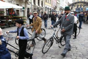 Участники ретро-велозаезда "Батяри на роверах" 