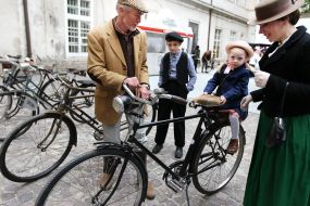 Участники ретро-велозаезда "Батяри на роверах" 