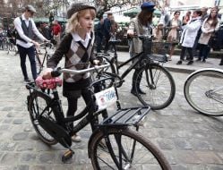 Участники ретро-велозаезда "Батяри на роверах" 