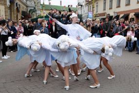 Girls-majeure perform dance