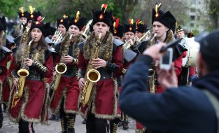 Музыканты играют на саксофонах