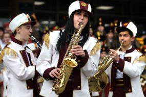 Девушка-музыкант играет на саксофоне