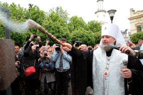 Митрополит ПЦУ Иосааф освящает копию краеугольного камня