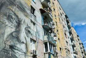 The picture on the wall of the building with the image of the teacher Maria Marchenko in Avdeyevka