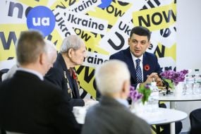 Владимир Гройсман общается с ветеранами