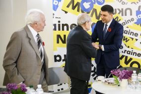 Владимир Гройсман поздравляет ветерана