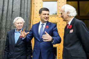 Владимир Гройсман общается с ветеранами