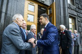 Владимир Гройсман общается с ветеранами