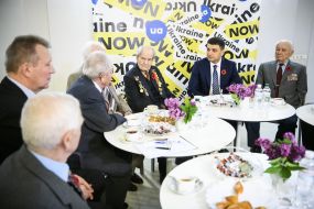 Владимир Гройсман общается с ветеранами