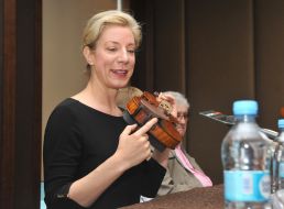 Элизабет Питкэрн и "Красная скрипка" Страдивари