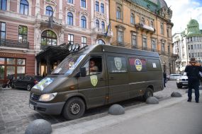 Car with a load of 200