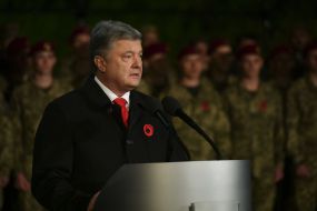 Петр Порошенко во время акции "Первая минута мира"