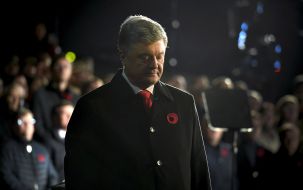 Петр Порошенко во время акции "Первая минута мира"