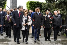 Петр Порошенко, Владимир Гройсман и ветераны