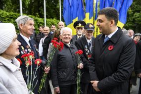 Владимир Гройсман общается с ветеранами