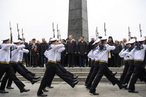 Матросы проходят маршем перед первыми лицами государства