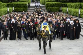 Возложение цветов к могиле Неизвестного солдата