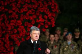 Петр Порошенко во время акции "Первая минута мира"