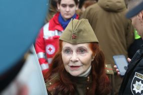 Женщина в военной форме с запрещенной символикой