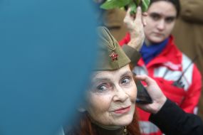 Женщина в военной форме с запрещенной символикой