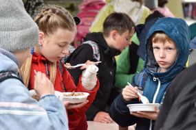 Діти їдять солдатську кашу