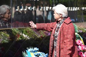 Жінка біля меморіального комплексу на честь воїнів-визволителів 