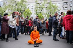 Девушка медитирует