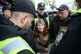 Правоохранители задержали женщину в военной форме с запрещенной символикой