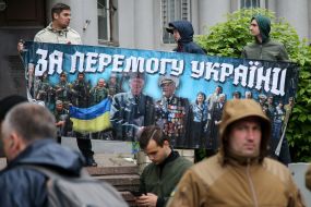 Мужчины растянули баннер с надписью "За победу Украины"