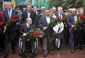 Participants in the ceremony of laying flowers