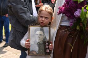 Дівчинка з портретом