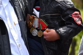 Дитина з орденами