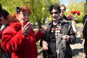 Покладання квітів на Марсовому полі