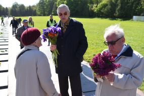 Покладання квітів на Марсовому полі